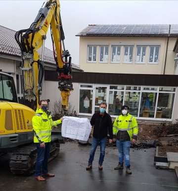 Bürgermeister Atzmüller beim Start der Bauarbeiten an der Grundschule