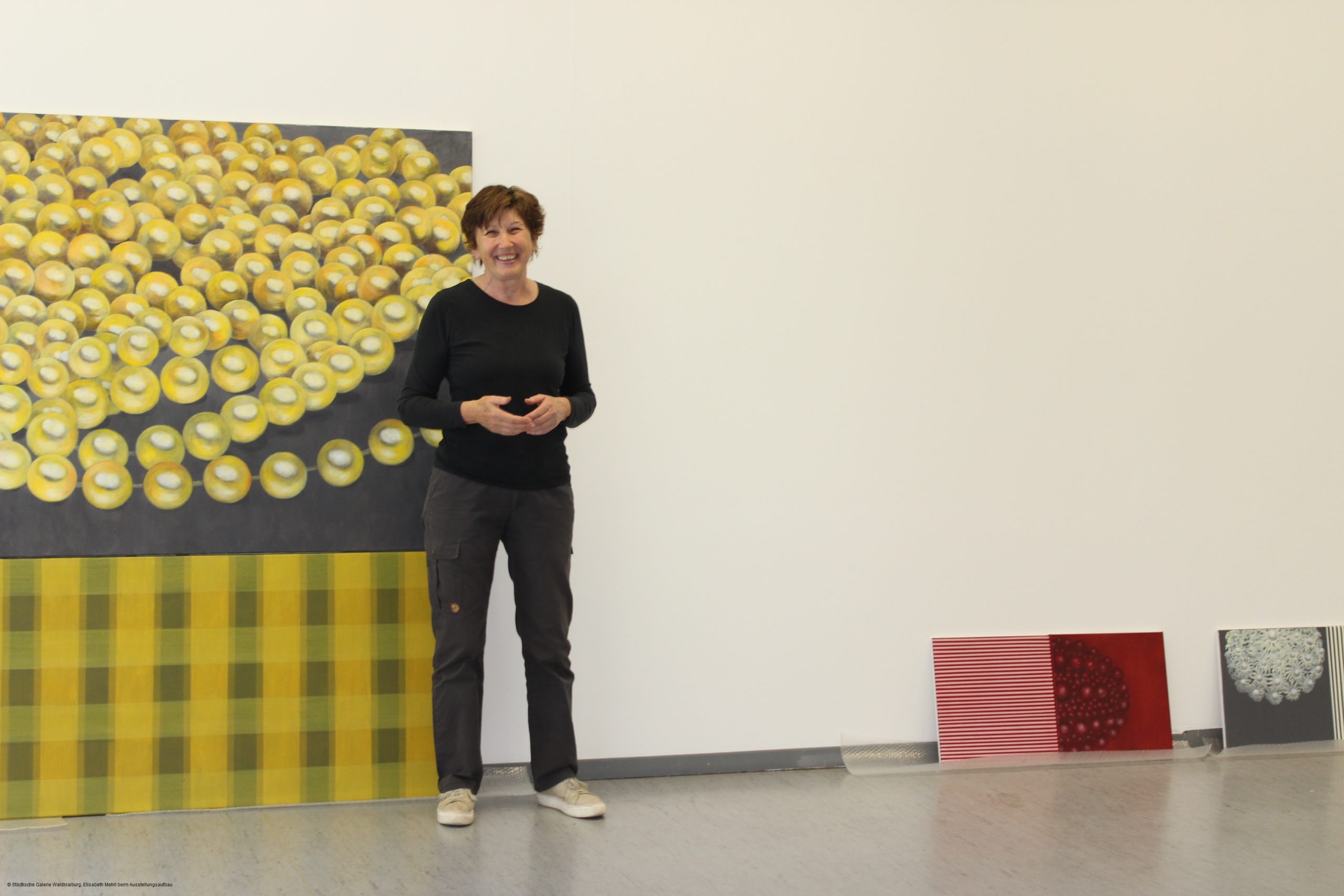 Die Künstlerin Elisabeth Mehrl beim Aufstellungsaufbau