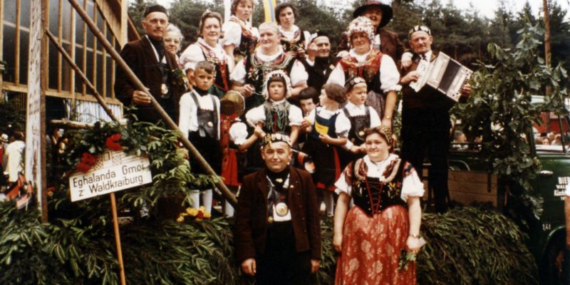 Festwagen der Egerländer Gmoi am Volksfestplatz 1965 © Stadtarchiv Waldkraiburg