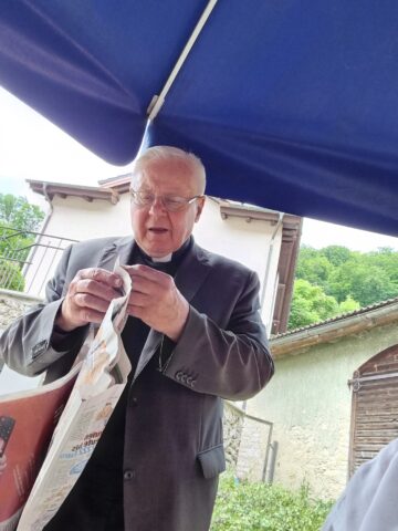 Pfarrer Zeilbeck beim Zaubertrick mit der Zeitung - Teil 1