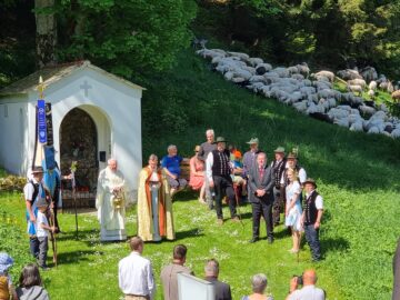 Pfarrer Zeilbeck beim Lammauftrieb in Altendorf