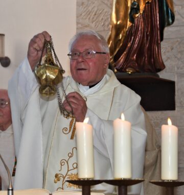Pfarrer Zeilbeck mit Weihrauch beim Gottesdienst zu seinem goldenen Priesterjubiläum