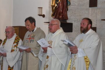 Pfarrer Zeilbeck beim Gottesdienst bei seinem goldenen Priesterjubiläum