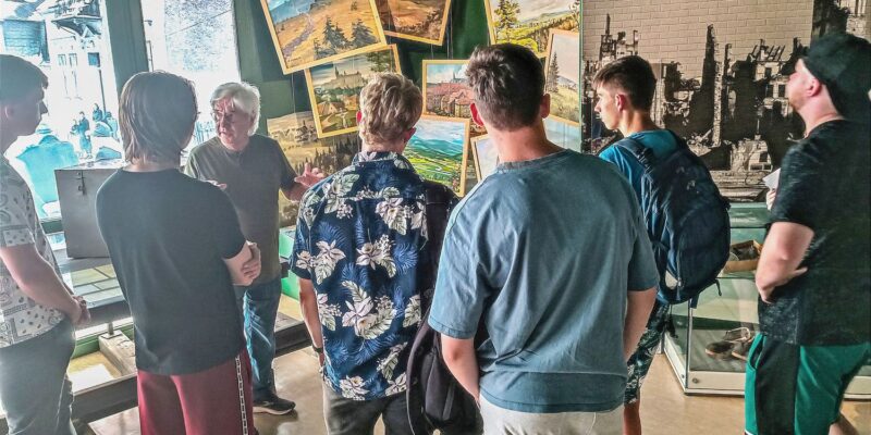 Gruppe junger Leute bei einer Führung durch das Stadtmuseum Waldkraiburg