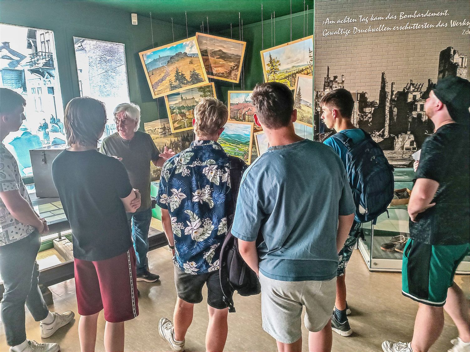 Gruppe junger Leute bei einer Führung durch das Stadtmuseum Waldkraiburg