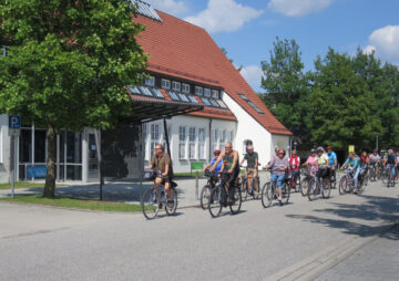 Radtour mit Abstecher nach Föhrenwinkel, ehem. Frauenlager