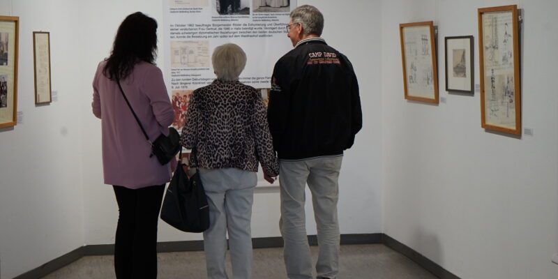 Besucherinnen und Besucher in der Ausstellung