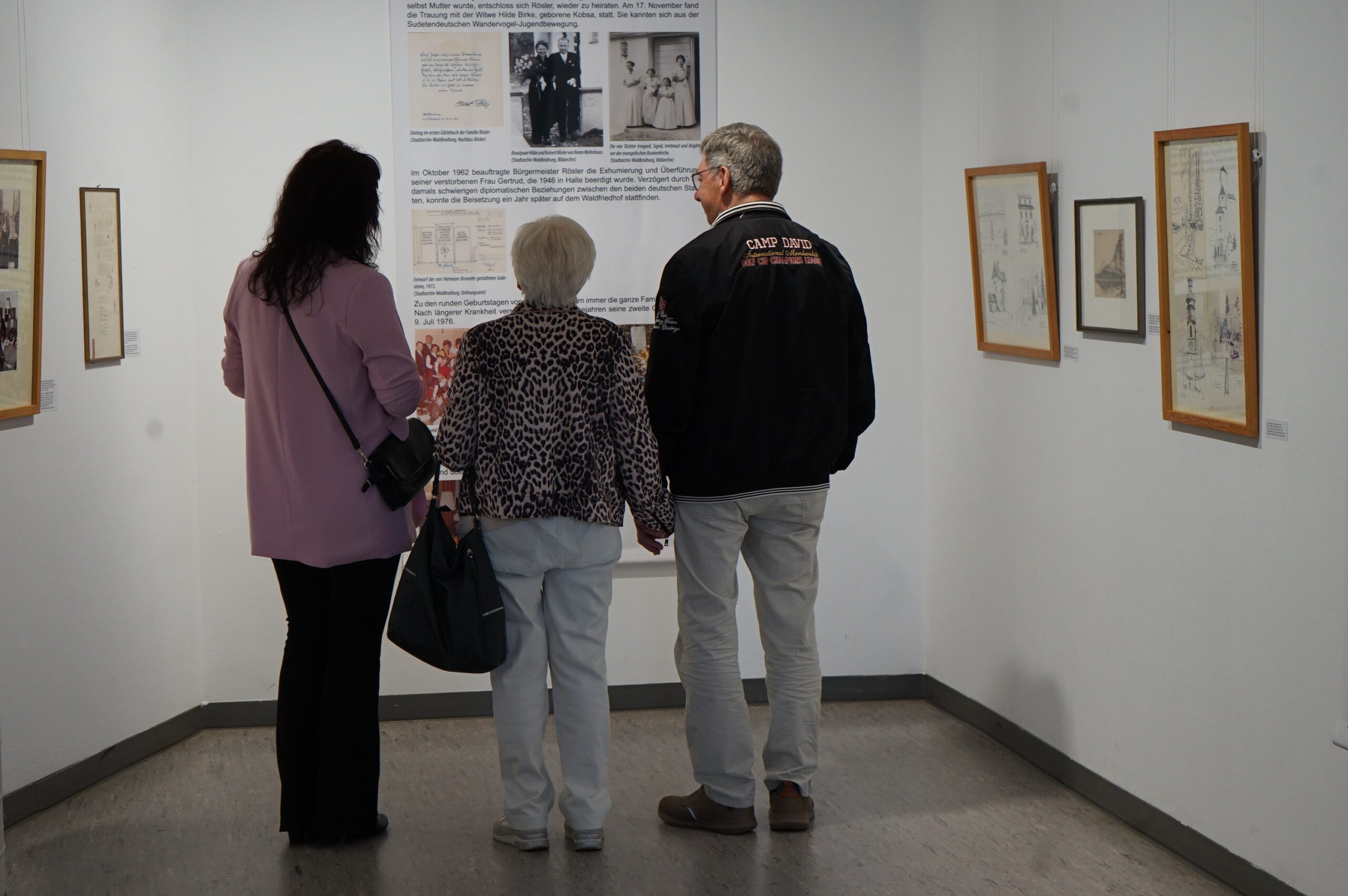 Besucherinnen und Besucher in der Ausstellung