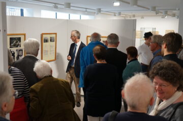 Besucherinnen und Besucher bei einer Führung mit Stadtarchivar Konrad Kern
