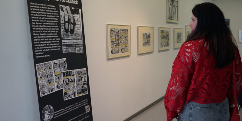 Besucherin in der Ausstellung
