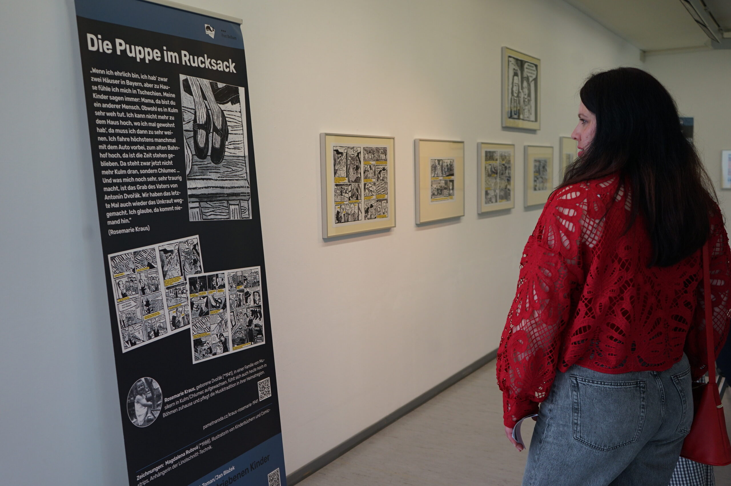 Besucherin in der Ausstellung