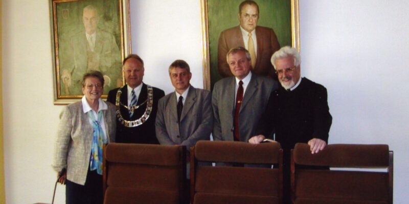 Heimattreffen der Hirschberger, von links Rösler-Tochter Gertrud Jona-Meyer, BGM Siegfried Kliika, BGM von Doksy Zdenek Krenický und sein Stellvertreter Karel Kapoun und P. Angelus - Waldstein im Waldkraiburg Rathaus, 22. Mai 2004