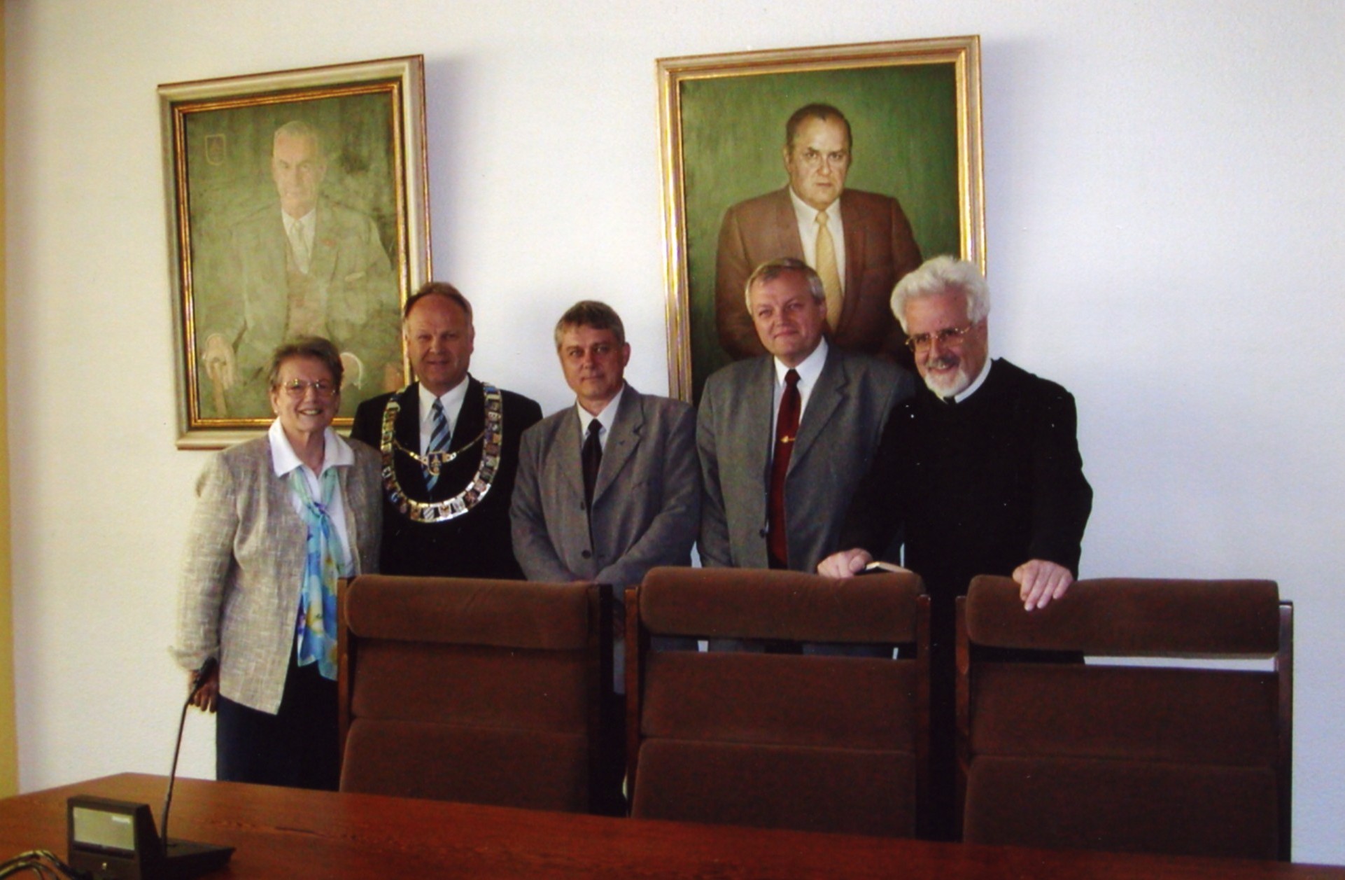 Heimattreffen der Hirschberger, von links Rösler-Tochter Gertrud Jona-Meyer, BGM Siegfried Kliika, BGM von Doksy Zdenek Krenický und sein Stellvertreter Karel Kapoun und P. Angelus - Waldstein im Waldkraiburg Rathaus, 22. Mai 2004
