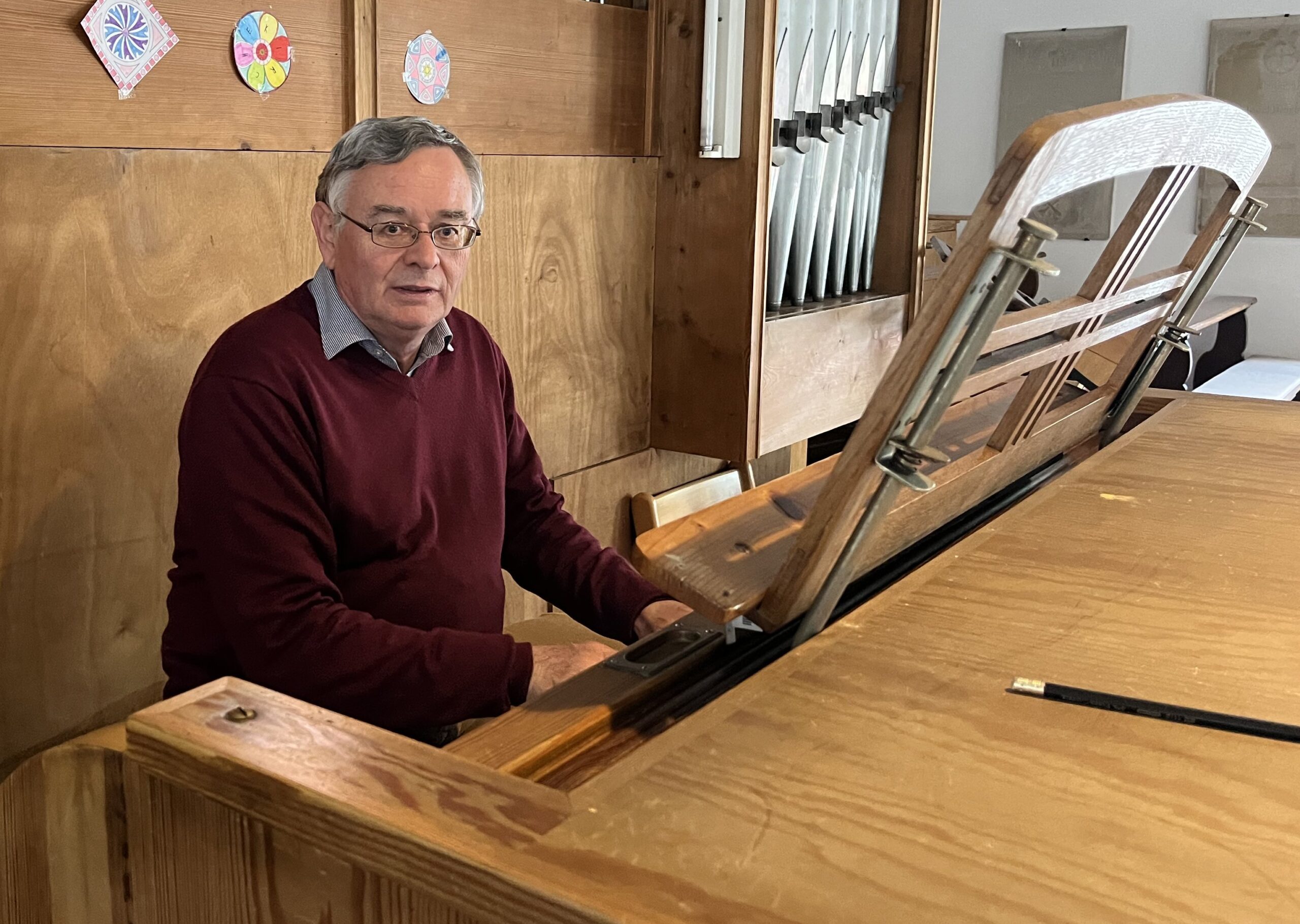 KMD Raimund Schächer an Orgel in Mörnsheim