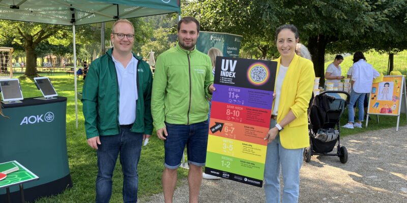 Thomas Gruber, Teamleiter Markt und Gesundheit der AOK Direktion Mühldorf (links) und Julia Weiss, Geschäftsstellenleiterin Gesundheitsregionplus Mühldorf a. Inn (rechts) übergaben eine UV-Index-Tafel an Thomas Mittermair, Geschäftsführer des Wildfreizeitparks.