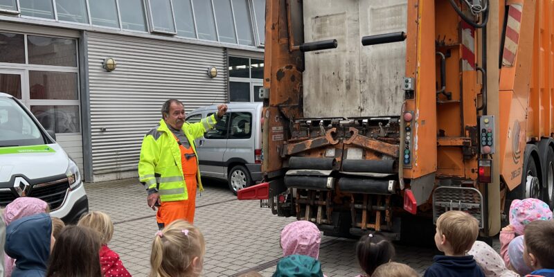 Spannender Besuch bei der katholischen Kindertagesstätte Maria Schutz in Föhrenwinkl. Herr Eichner der Fa. Herzog erklärt die Funktionen des Müllautos.