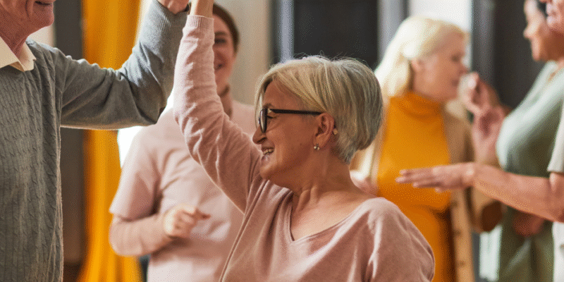 Senioren tanzen zusammen