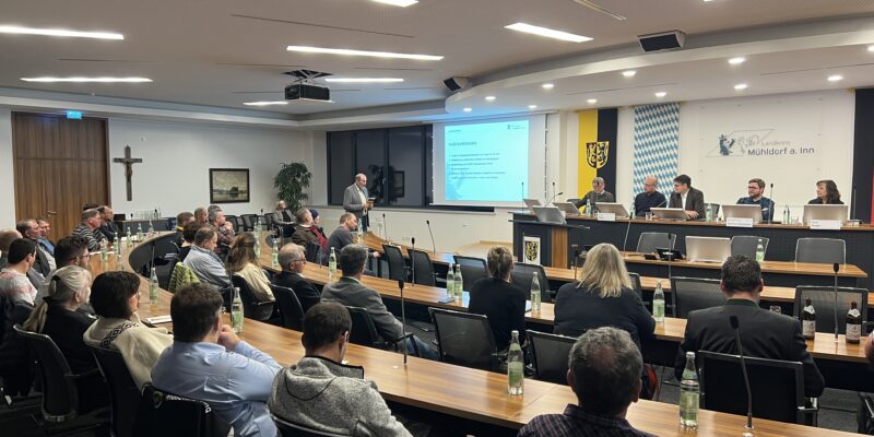 Viele interessierte Besucherinnen und Besucher beim dritten Landwirtschaftsdialog mit Landrat Max Heimerl und dem Kreisobmann des Bayerischen Bauernverbandes Ulrich Niederschweiberer.