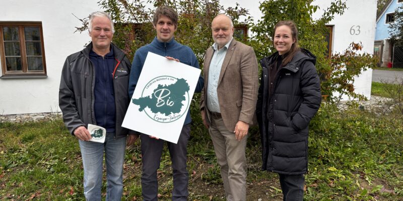 Dr. Michael Rittershofer (Manager der Öko-Modellregion Mühldorfer Land), Alfons Linner (Bio-Landwirt), Bürgermeister Thomas Einwang (Bürgermeistersprecher und Sprecher der Ökomodellregion Mühldorfer Land) und Lena Koch (Managerin der Öko-Modellregion Mühldorfer Land).
