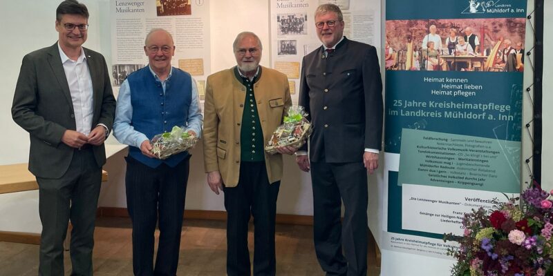 Feierliche Eröffnung der Ausstellung "25 Jahre Kreisheimatpflege im Landkreis Mühldorf a. Inn". Von links nach rechts: Landrat Max Heimerl, Kreisheimatpfleger Reinhard Albert, Kreisheimatpfleger Dr. Reinhard Baumgartner und Dr. Marcel Huber, Staatsminister a.D.