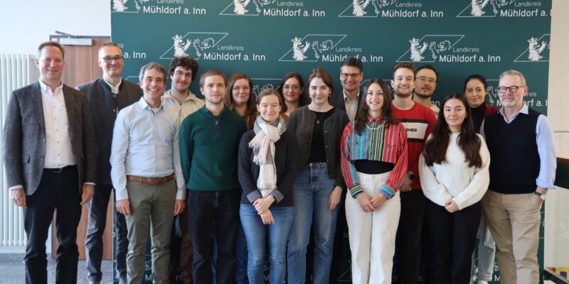 Prof. Dr. Antonius Schneider (Direktor des Instituts für Allgemeinmedizin an der TU München, links), Dr. Stephan von Clarmann (Chefarzt Innklinikum, Zweiter von links), Dr. Matthias Pfersdorff (Chefarzt Innklinkum, Dritter von links), Landrat Max Heimerl (Mitte hinten), Julia Weiss (GesundheitsregionPlus, Zweite von rechts) und Dr. Thomas Brandhuber (BeLa. rechts) gemeinsam mit den Medizinstudentinnen und -studenten der TU München.