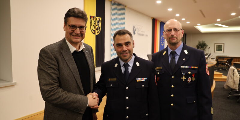 Landrat Max Heimerl (links) gratulierte Julian Liebermann (Mitte) zur Wahl und dankte Harald Lechertshuber (rechts) für dessen Engagement in den vergangenen zwölf Jahren. Offizieller Amtsantritt des neuen Kreisbrandrats ist am 1. Mai 2026.