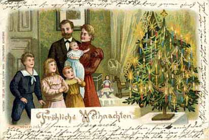 historische Weihnachtspostkarte; Familie neben Christbaum © ARTEFAKTE