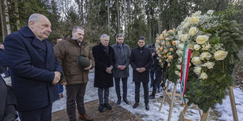 Kranzniederlegung am KZ-Gedenkort Massengrab: Staatspräsident Dr. Tamás Sulyok, Landtagsabgeordneter Sascha Schnürer, Stiftungsdirektor Karl Freller, Bundestagsabgeordneter Stephan Mayer und Landrat Max Heimerl (von links).