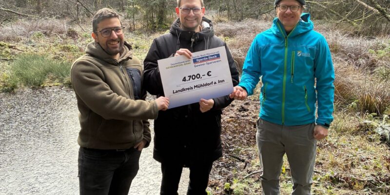(von links nach rechts) Philipp Wagner (untere Naturschutzbehörde Mühldorf), Michael Kierner (SPARDA Bank München), Matthias Nirschl (untere Naturschutzbehörde Mühldorf) an einem Toteiskessel.