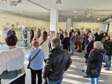 Besucherinnen und Besucher bei Kunst am Nachmittag in der Ausstellung